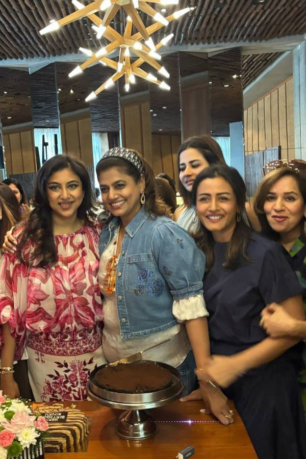Namrata_20shirodkar_20shares_20beautiful_20Pictures_20With_20Friend_20Birthday_20celebrations_20Party_20Photos_20_285_29.jpg 6