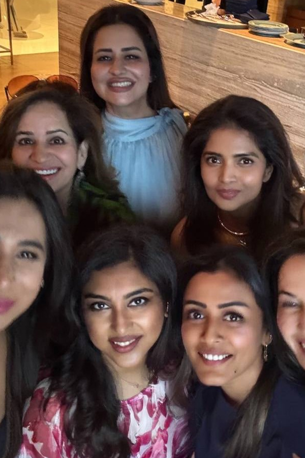 Namrata_20shirodkar_20shares_20beautiful_20Pictures_20With_20Friend_20Birthday_20celebrations_20Party_20Photos_20_286_29.jpg 7