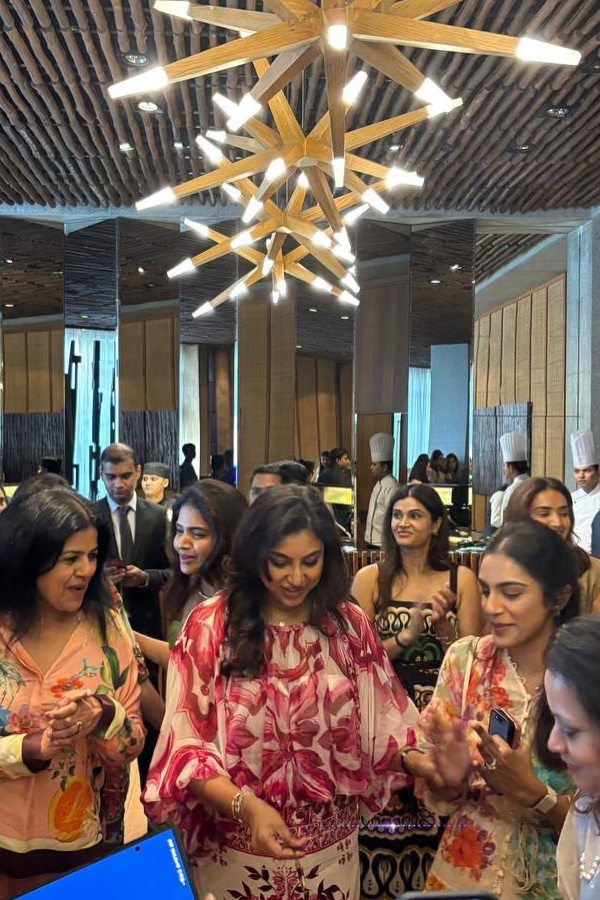 Namrata_20shirodkar_20shares_20beautiful_20Pictures_20With_20Friend_20Birthday_20celebrations_20Party_20Photos_20_287_29.jpg 8
