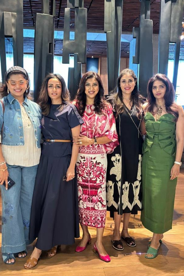 Namrata_20shirodkar_20shares_20beautiful_20Pictures_20With_20Friend_20Birthday_20celebrations_20Party_20Photos_20_289_29.jpg 10