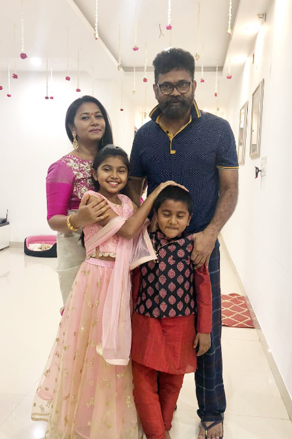 Director_20Sukumar_20And_20His_20Wife_20Thabitha_20Wedding_20Anniversary_20Special_20Photos_20_2817_29.jpg 18