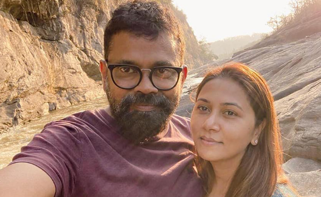 Director_20Sukumar_20And_20His_20Wife_20Thabitha_20Wedding_20Anniversary_20Special_20Photos_20_2821_29.jpg 22