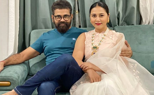 Director_20Sukumar_20And_20His_20Wife_20Thabitha_20Wedding_20Anniversary_20Special_20Photos_20_2822_29.jpg 23