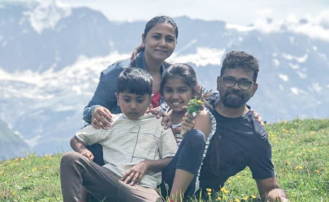 Director_20Sukumar_20And_20His_20Wife_20Thabitha_20Wedding_20Anniversary_20Special_20Photos_20_2823_29.jpg 24