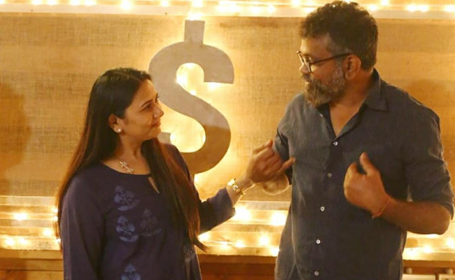Director_20Sukumar_20And_20His_20Wife_20Thabitha_20Wedding_20Anniversary_20Special_20Photos_20_2824_29.jpg 25