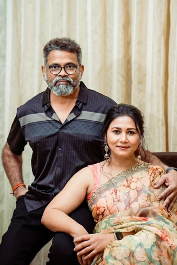 Director_20Sukumar_20And_20His_20Wife_20Thabitha_20Wedding_20Anniversary_20Special_20Photos_20_2829_29.jpg 30