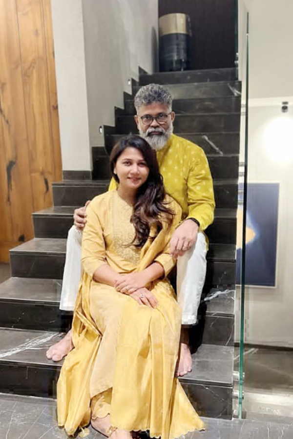 Director_20Sukumar_20And_20His_20Wife_20Thabitha_20Wedding_20Anniversary_20Special_20Photos_20_2831_29.jpg 32