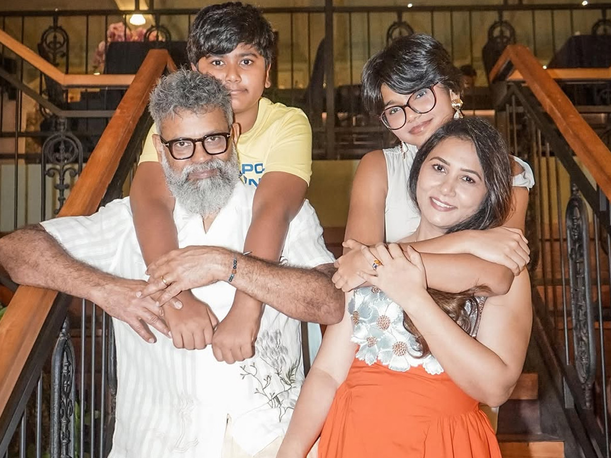Director_20Sukumar_20And_20His_20Wife_20Thabitha_20Wedding_20Anniversary_20Special_20Photos_20_285_29.jpg 6