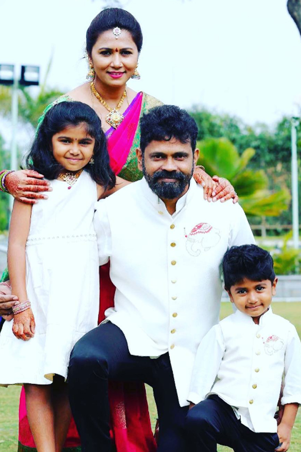 Director_20Sukumar_20And_20His_20Wife_20Thabitha_20Wedding_20Anniversary_20Special_20Photos_20_288_29.jpg 9