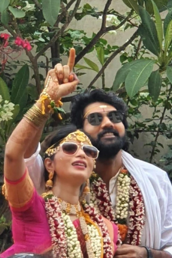 Hero_20Naveen_20Chandra_20Wedding_20Anniversary_20Special_20Photos_20_2810_29.jpg 11
