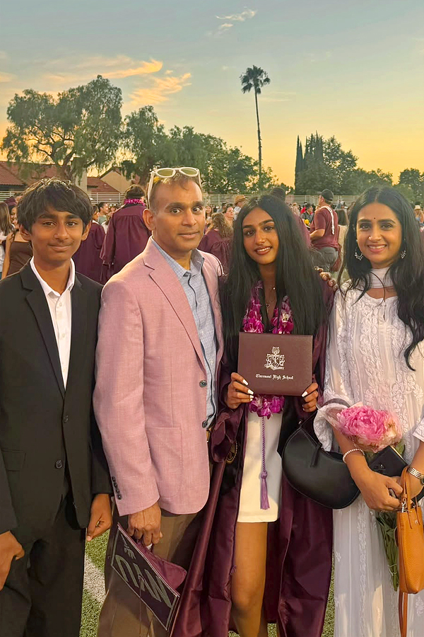 Actress_20Laya_20on_20Her_20Daughter_20Graduation_20Day_20Photos_20_284_29.jpg 5