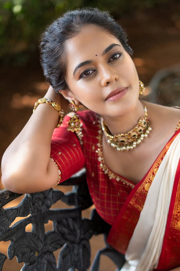 Actress_20Bindu_20Madhavi_20Shares_20thanked_20those_20who_20wished_20My_20birthday_20On_20Social_20Media_20Photos_20_285_29.jpg 6