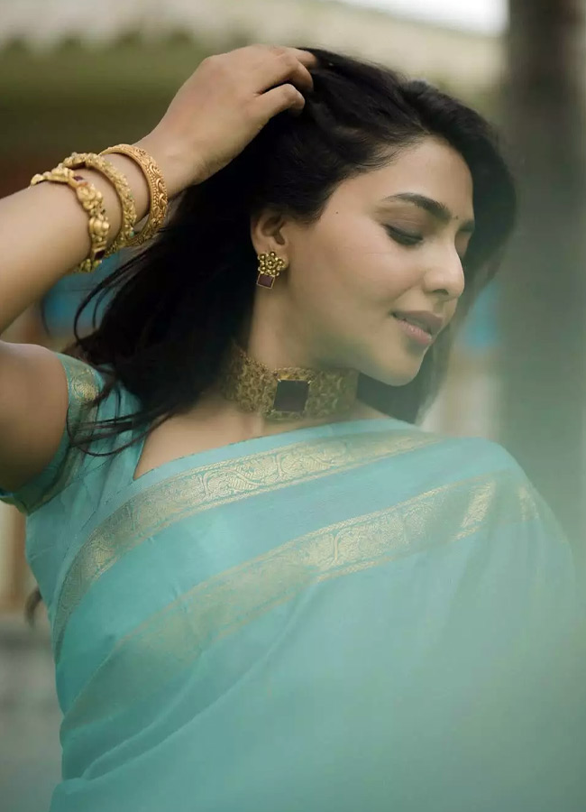 Aishwarya_20Lekshmi_20_2810_29.jpg 10