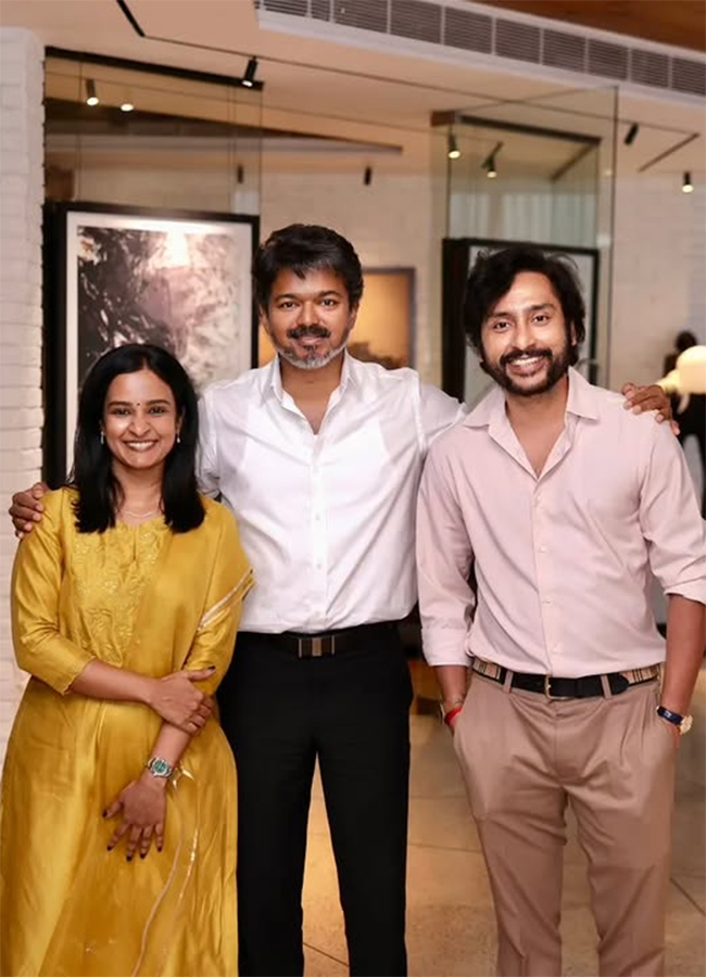 A_20Complete_20Photos_20Gallery_20Of_20Celebrities_20Who_20Met_20Vijay_20After_20He_20Became_20CM_20Of_20Tamil_20Nadu__20_2815_29.jpg 15