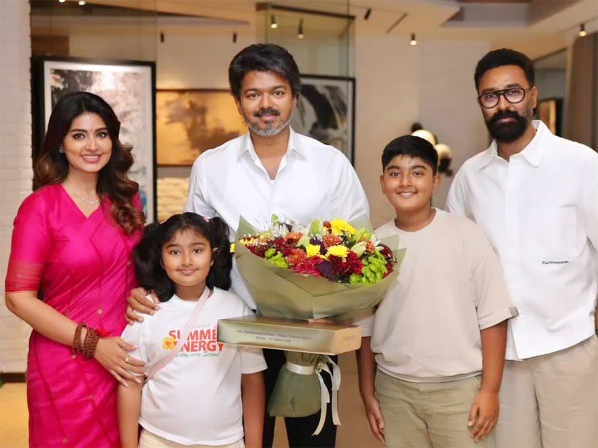 A_20Complete_20Photos_20Gallery_20Of_20Celebrities_20Who_20Met_20Vijay_20After_20He_20Became_20CM_20Of_20Tamil_20Nadu__20_2825_29.jpg 25