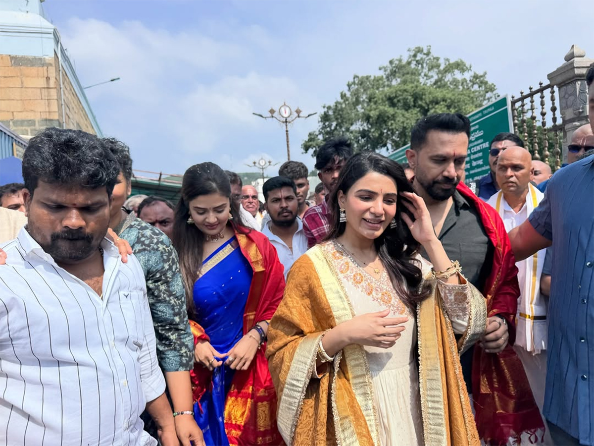 Actress_20Samantha_20husband_20Raj_20Nidimoru_20Sreemukhi_20in_20Tirumala__20_2811_29.jpg 11