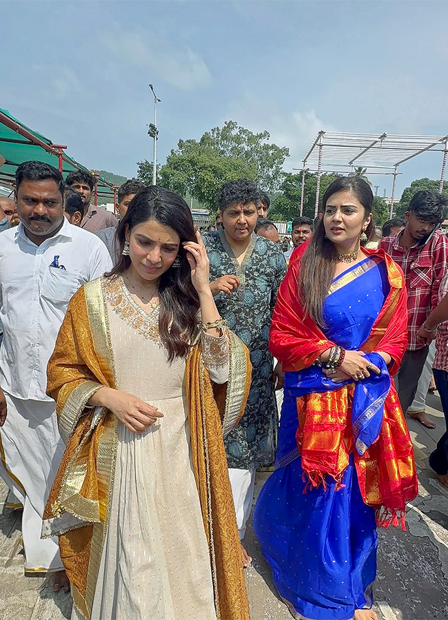 Actress_20Samantha_20husband_20Raj_20Nidimoru_20Sreemukhi_20in_20Tirumala__20_2812_29.jpg 12
