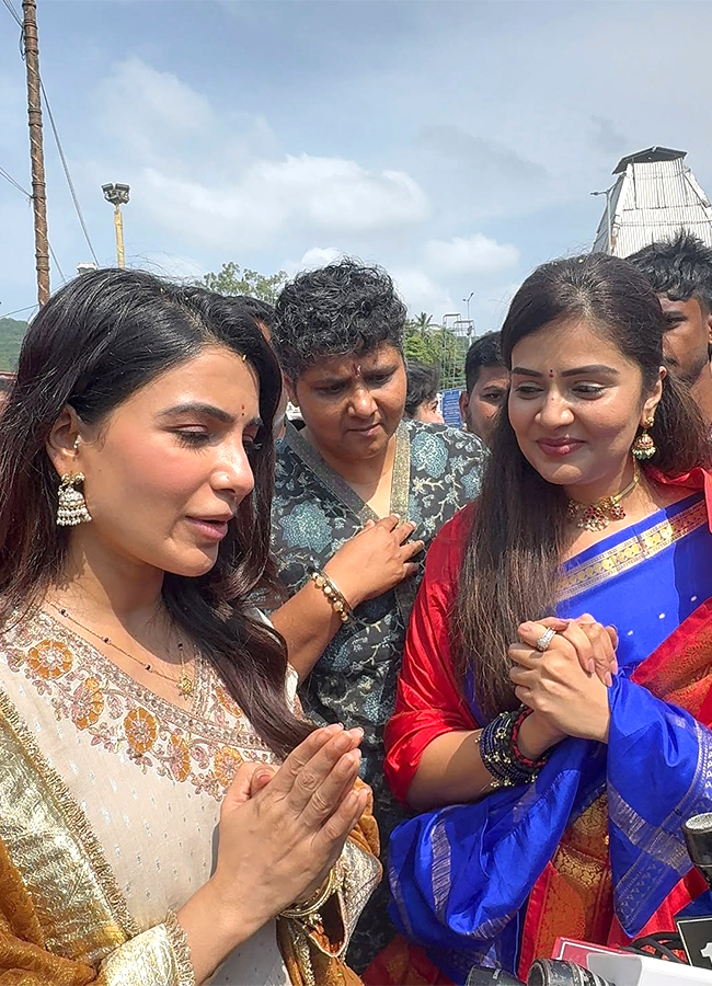 Actress_20Samantha_20husband_20Raj_20Nidimoru_20Sreemukhi_20in_20Tirumala__20_2813_29.jpg 13