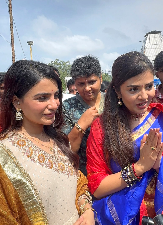 Actress_20Samantha_20husband_20Raj_20Nidimoru_20Sreemukhi_20in_20Tirumala__20_2814_29.jpg 14