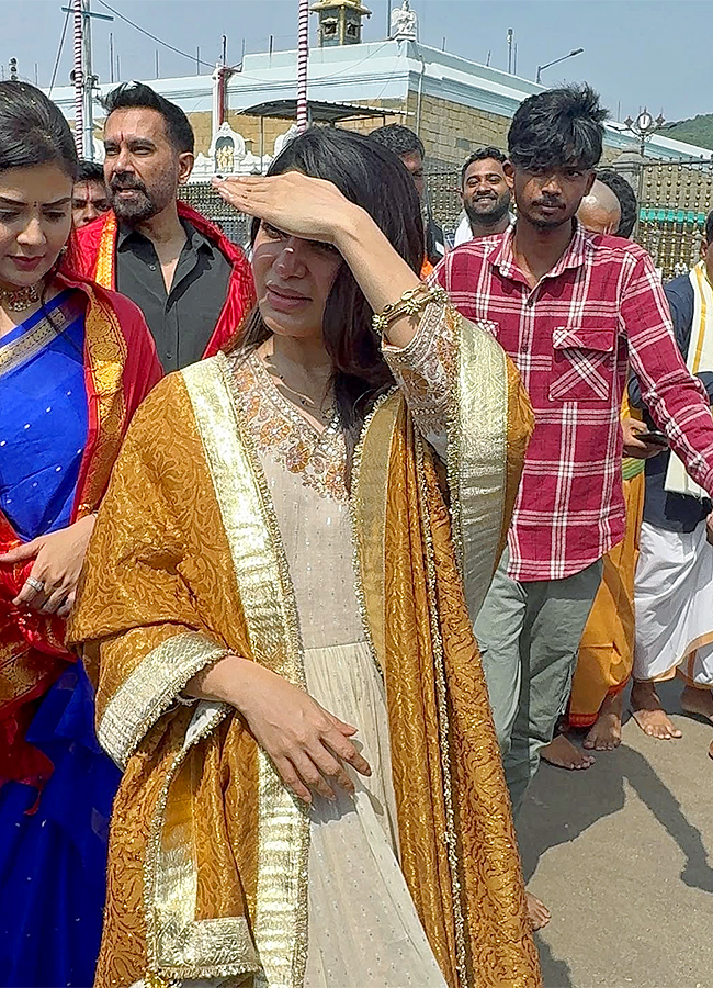 Actress_20Samantha_20husband_20Raj_20Nidimoru_20Sreemukhi_20in_20Tirumala__20_2815_29.jpg 15