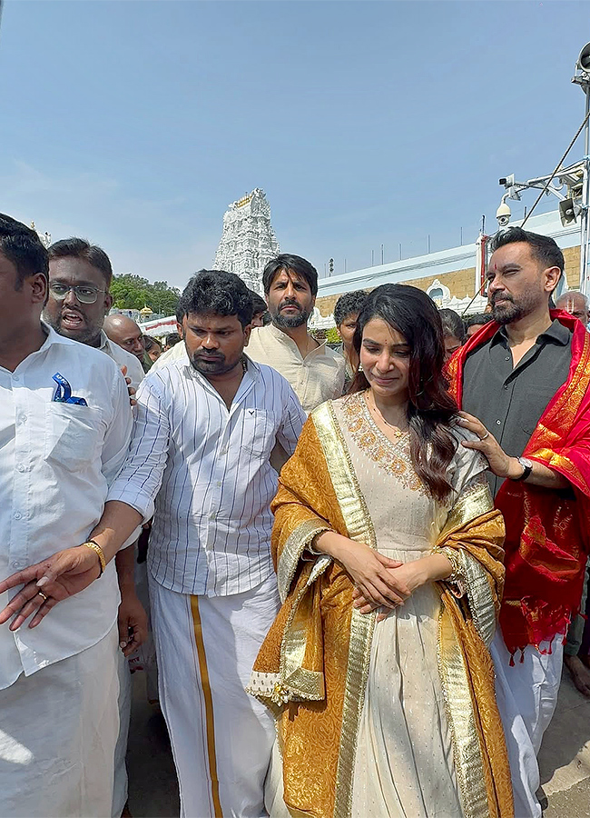 Actress_20Samantha_20husband_20Raj_20Nidimoru_20Sreemukhi_20in_20Tirumala__20_2816_29.jpg 16