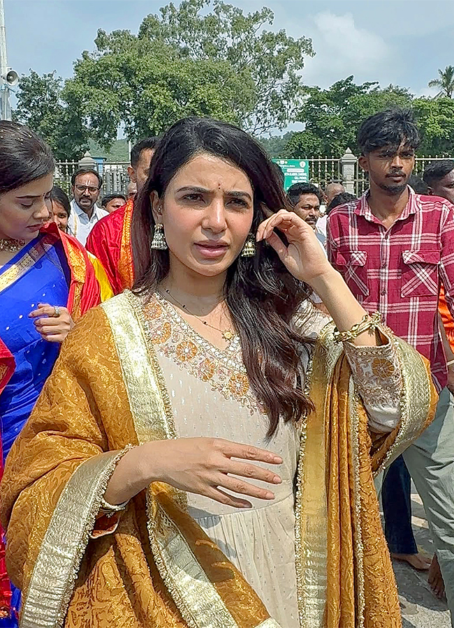 Actress_20Samantha_20husband_20Raj_20Nidimoru_20Sreemukhi_20in_20Tirumala__20_2817_29.jpg 17