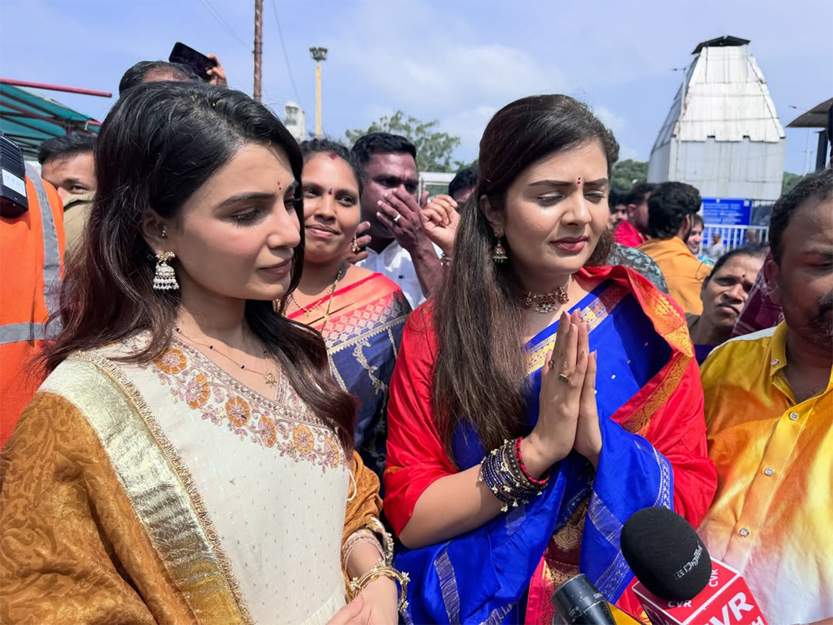 Actress_20Samantha_20husband_20Raj_20Nidimoru_20Sreemukhi_20in_20Tirumala__20_2818_29.jpg 18