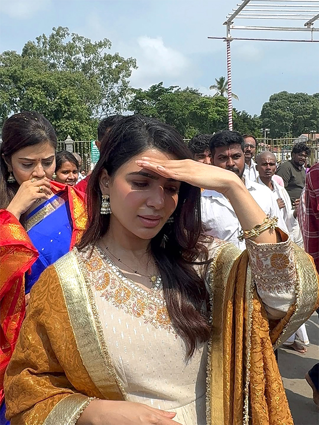 Actress_20Samantha_20husband_20Raj_20Nidimoru_20Sreemukhi_20in_20Tirumala__20_2819_29.jpg 19
