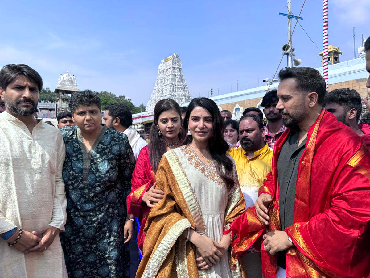 Actress_20Samantha_20husband_20Raj_20Nidimoru_20Sreemukhi_20in_20Tirumala__20_281_29.jpg 1