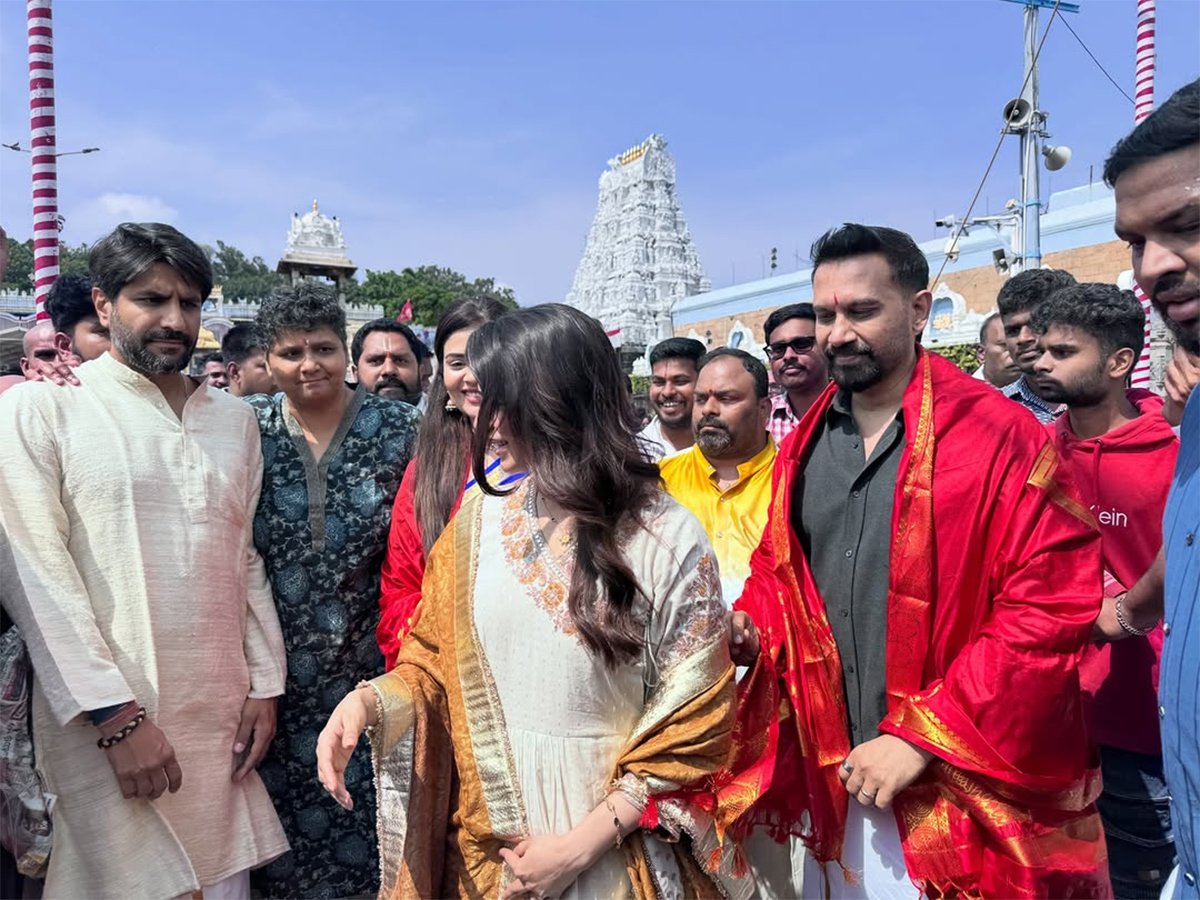 Actress_20Samantha_20husband_20Raj_20Nidimoru_20Sreemukhi_20in_20Tirumala__20_2820_29.jpg 20