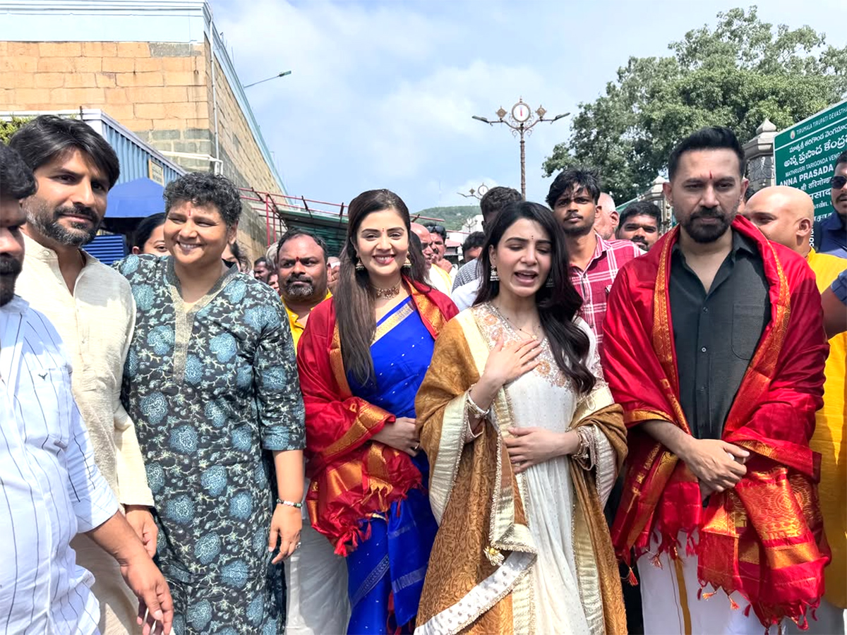 Actress_20Samantha_20husband_20Raj_20Nidimoru_20Sreemukhi_20in_20Tirumala__20_2821_29.jpg 21