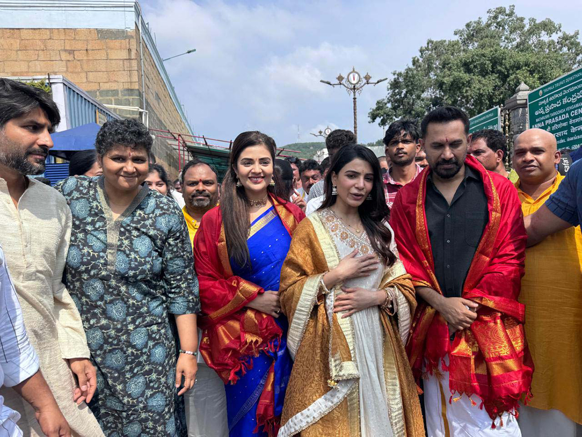 Actress_20Samantha_20husband_20Raj_20Nidimoru_20Sreemukhi_20in_20Tirumala__20_282_29.jpg 2