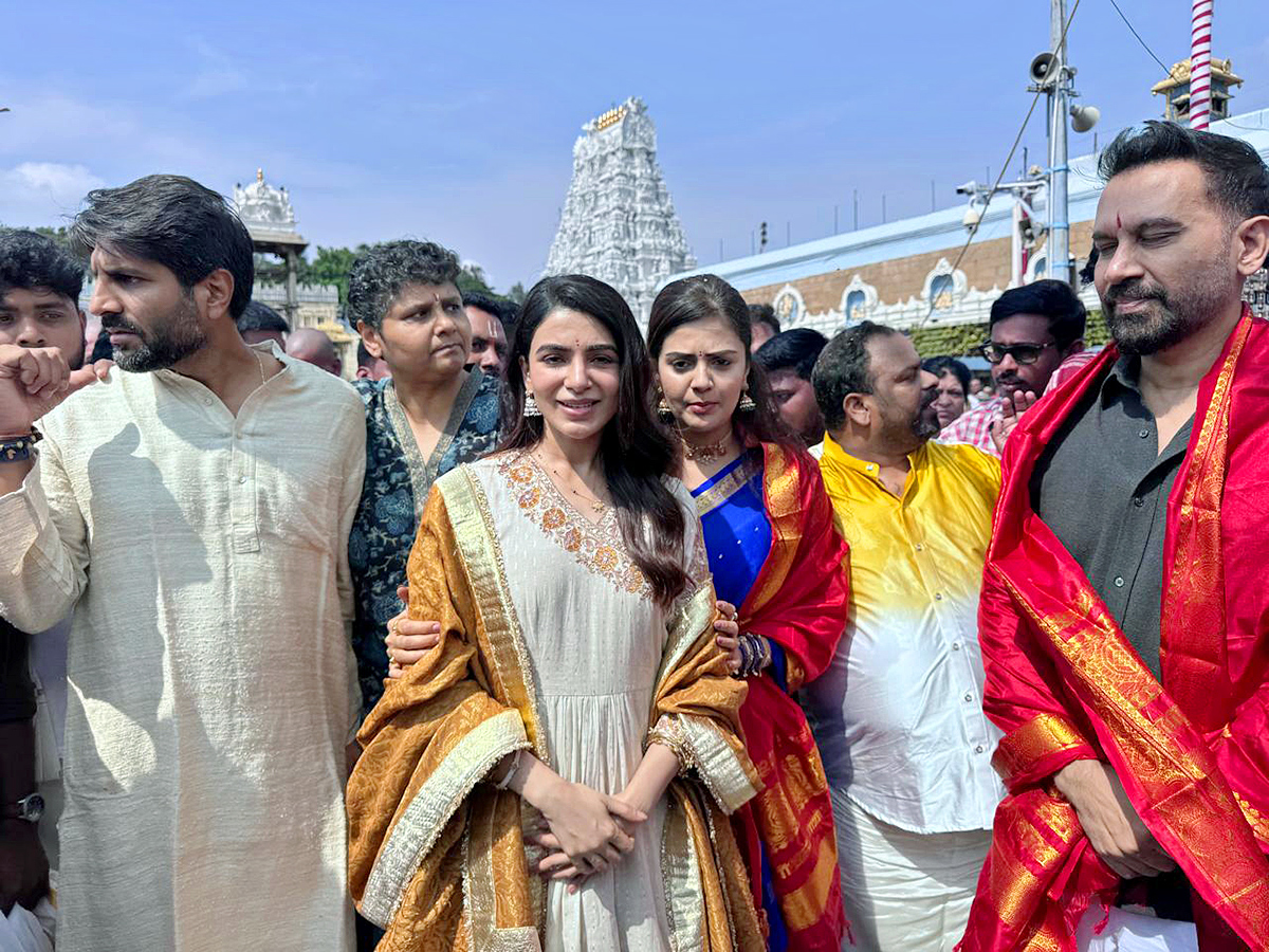 Actress_20Samantha_20husband_20Raj_20Nidimoru_20Sreemukhi_20in_20Tirumala__20_283_29.jpg 3