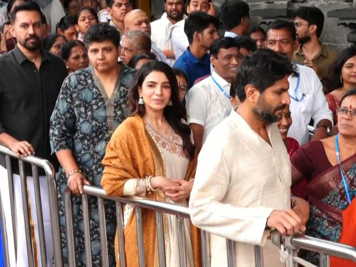 Actress_20Samantha_20husband_20Raj_20Nidimoru_20Sreemukhi_20in_20Tirumala__20_284_29.jpg 4