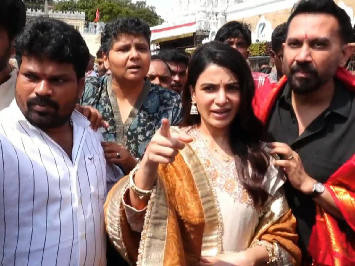 Actress_20Samantha_20husband_20Raj_20Nidimoru_20Sreemukhi_20in_20Tirumala__20_285_29.jpg 5