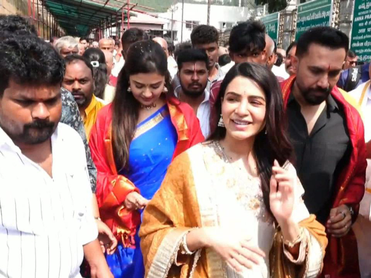 Actress_20Samantha_20husband_20Raj_20Nidimoru_20Sreemukhi_20in_20Tirumala__20_286_29.jpg 6