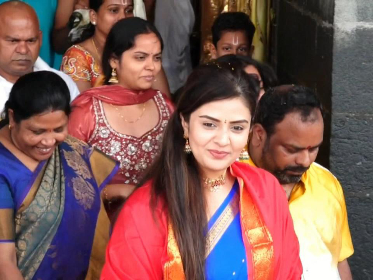 Actress_20Samantha_20husband_20Raj_20Nidimoru_20Sreemukhi_20in_20Tirumala__20_287_29.jpg 7