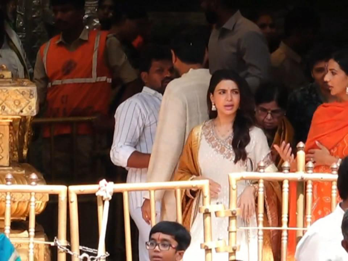 Actress_20Samantha_20husband_20Raj_20Nidimoru_20Sreemukhi_20in_20Tirumala__20_288_29.jpg 8