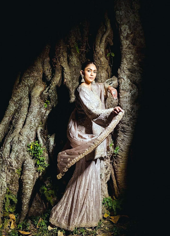 Mrunal_20Thakur_20_283_29.jpg 3