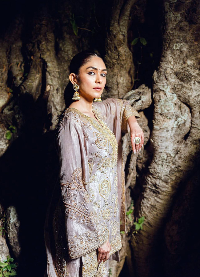 Mrunal_20Thakur_20_284_29.jpg 4