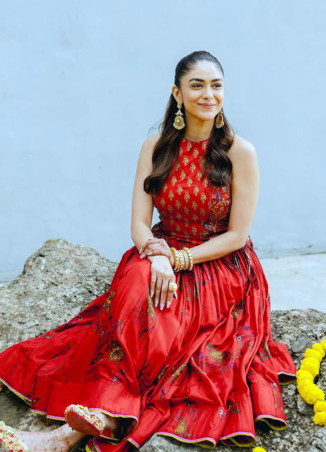 Mrunal_20Thakur_20_285_29.jpg 5