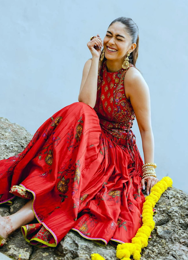 Mrunal_20Thakur_20_287_29.jpg 7