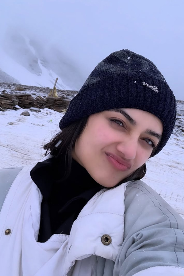 Actress_20Bhagyashri_20borse_20Enjoying_20Vacation_20Photos_20_286_29.jpg 7