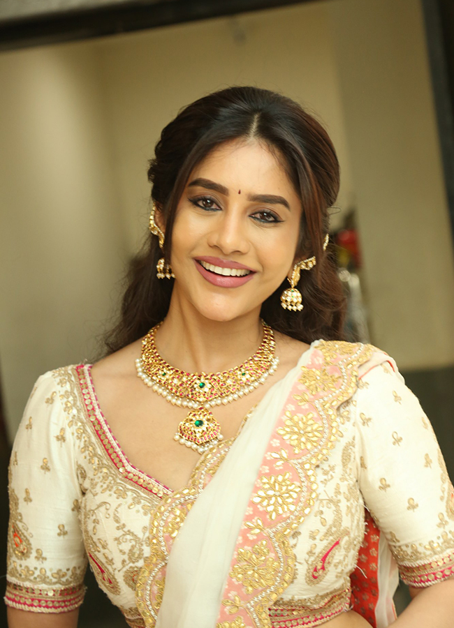 Actress_20Nabha_20Natesh_20Nagabandham_20Movie_20Stills_20HD__20_2811_29.jpg 11
