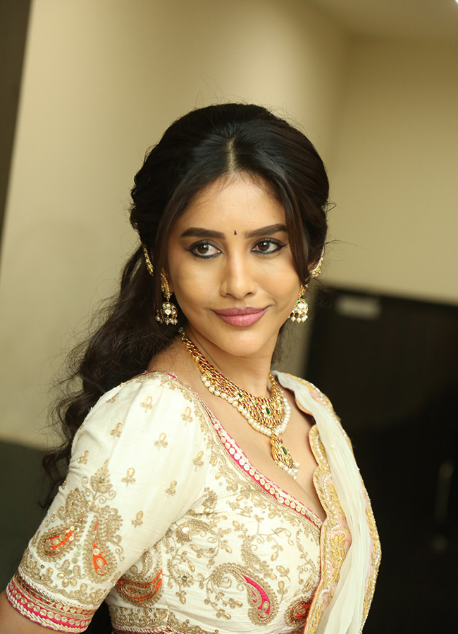 Actress_20Nabha_20Natesh_20Nagabandham_20Movie_20Stills_20HD__20_2815_29.jpg 15
