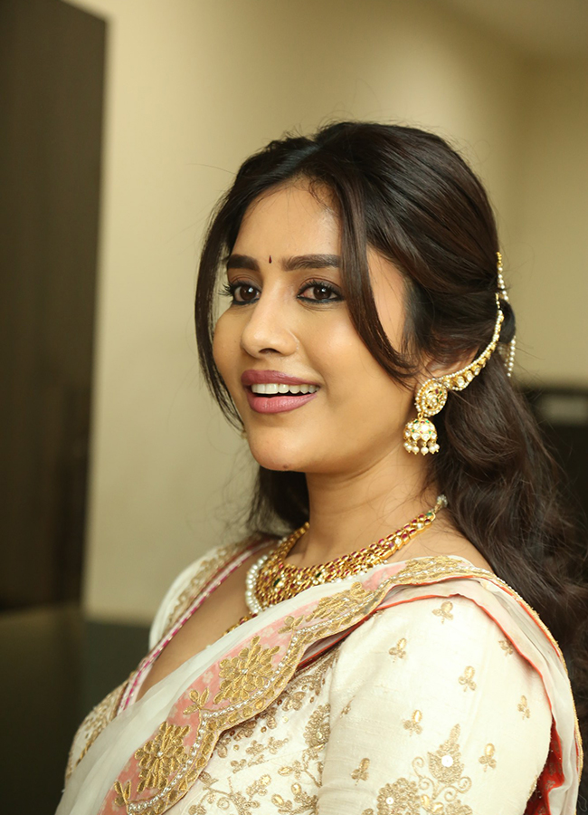 Actress_20Nabha_20Natesh_20Nagabandham_20Movie_20Stills_20HD__20_2816_29.jpg 16