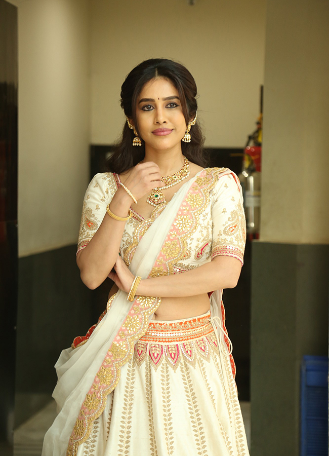 Actress_20Nabha_20Natesh_20Nagabandham_20Movie_20Stills_20HD__20_283_29.jpg 3
