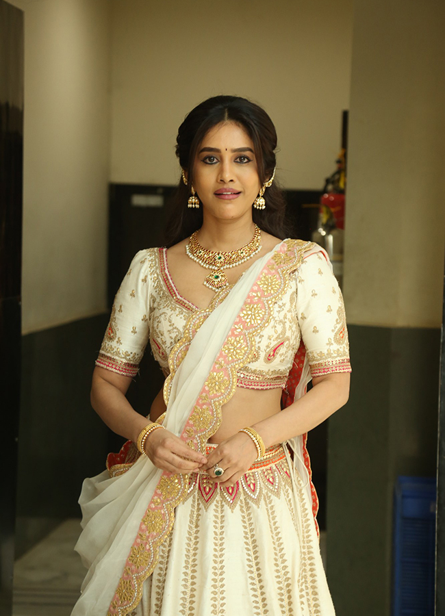 Actress_20Nabha_20Natesh_20Nagabandham_20Movie_20Stills_20HD__20_289_29.jpg 9