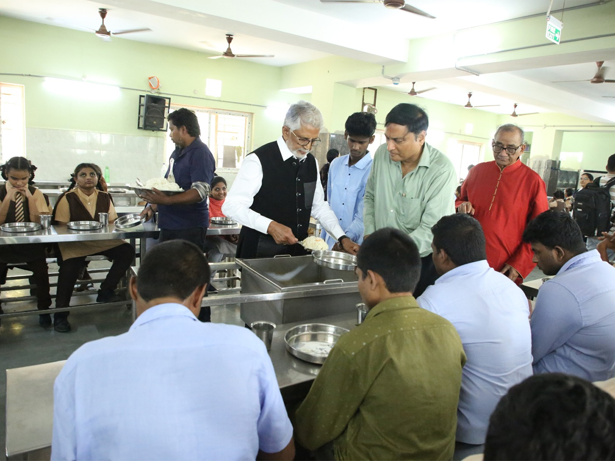Murali_20Mohan_20Celebrated_20his_2061st_20Wedding_20Anniversary__20_2810_29.jpg 10
