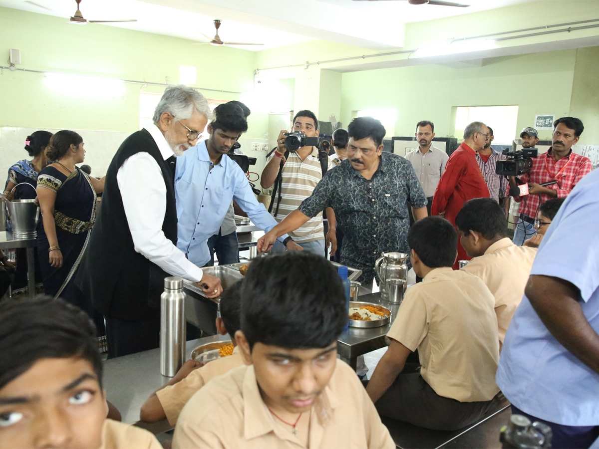 Murali_20Mohan_20Celebrated_20his_2061st_20Wedding_20Anniversary__20_2811_29.jpg 11